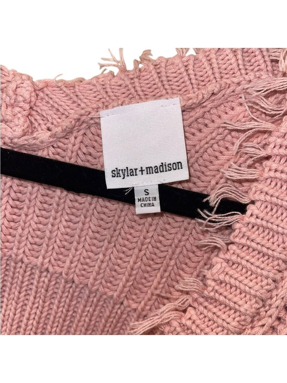 Moon & Madison Women’s Oversized Sweater Pink Distressed Hem Crop Size: Small - Picture 4 of 4